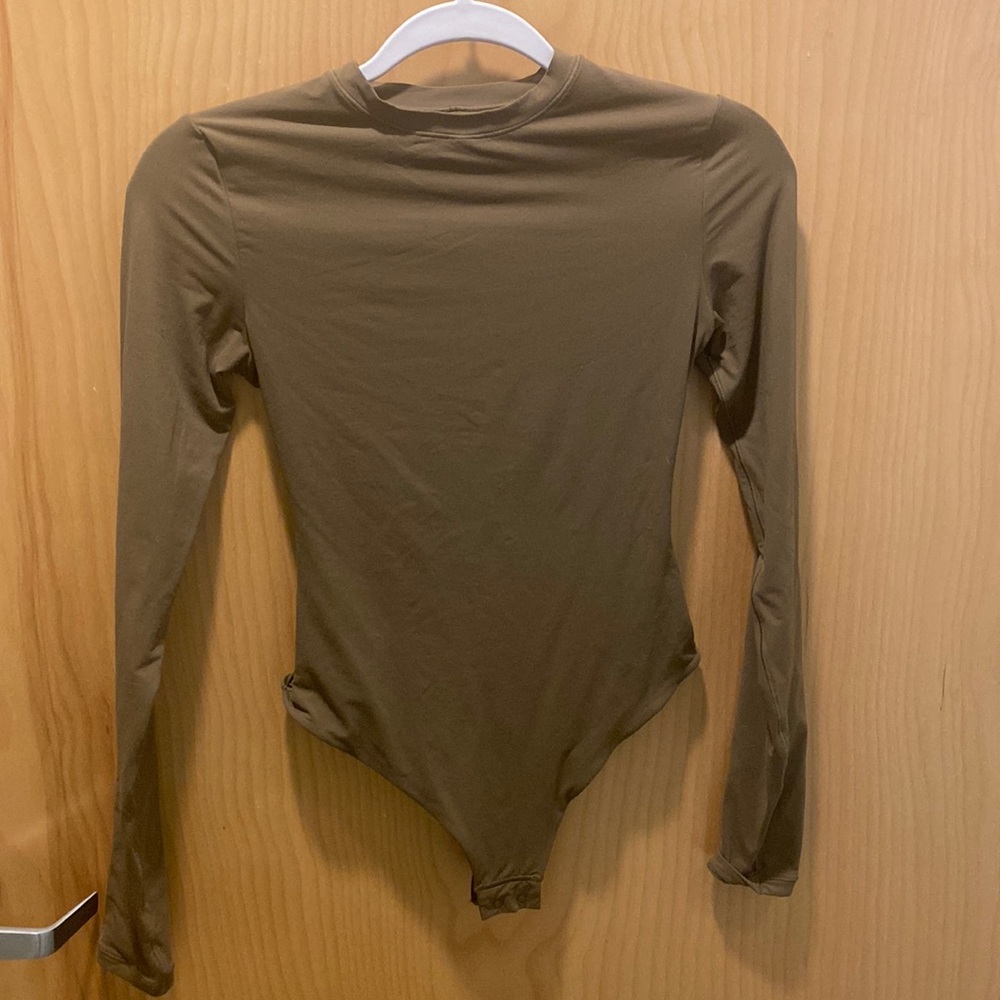 NWOT SKIMS FITS EVERYBODY LONG SLEEVE CREW NECK BODYSUIT | OXIDE